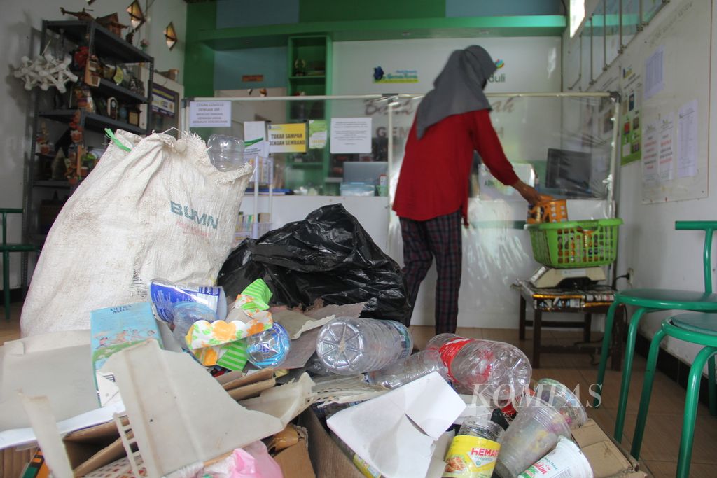 Tumpukan sampah anorganik yang disetorkan warga terlihat di kantor Bank Sampah Gemah Ripah di Dusun Badegan, Desa Bantul, Kecamatan Bantul, Kabupaten Bantul, Daerah Istimewa Yogyakarta, Sabtu (19/2/2022). Bank Sampah Gemah Ripah berdiri sejak tahun 2008 dan kerap disebut sebagai bank sampah pertama di Indonesia. Hingga pertengahan Januari 2022, bank sampah itu memiliki 1.794 nasabah.