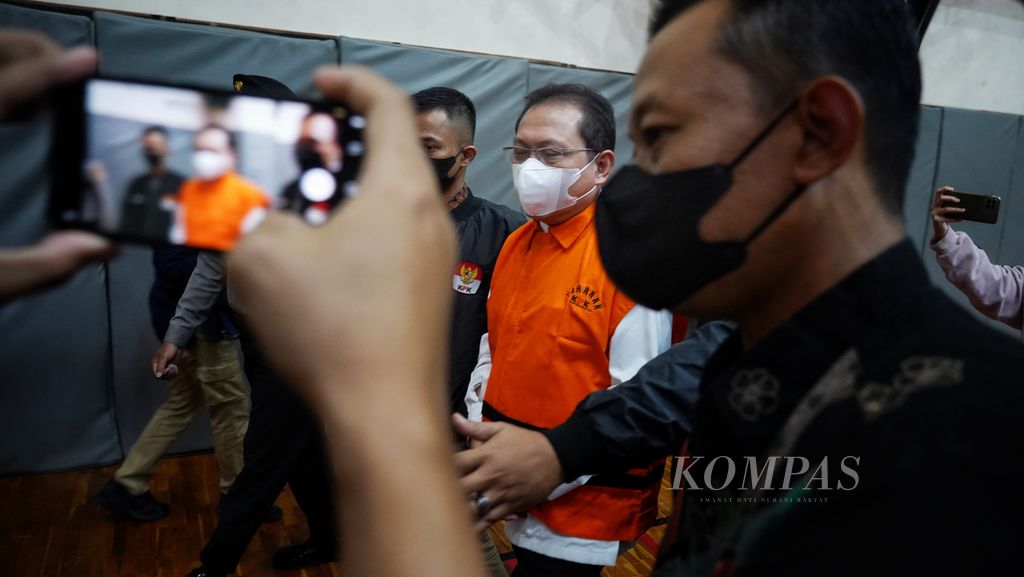 Sekertaris Mahkamah Agung Hasbi Hasan digiring petugas Komisi Pemberantasan Korupsi (KPK) saat hendak dibawa untuk jumpa pers terkait penahanannya di KPK, Jakarta, Rabu (12/9/2023). 