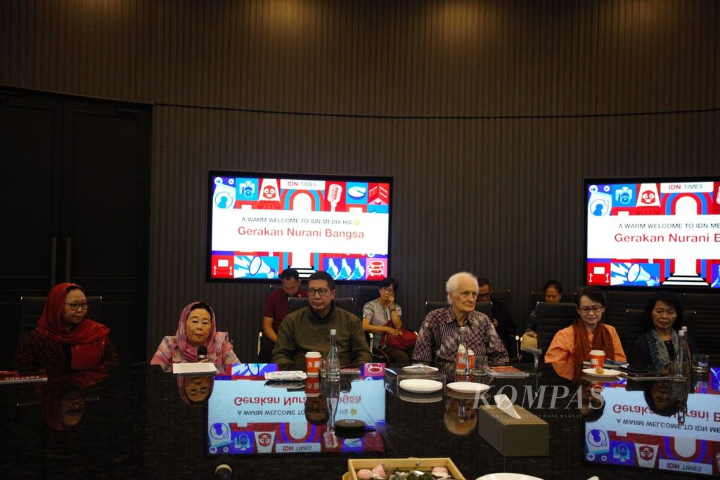Para tokoh yang tergabung dalam Gerakan Nurani Bangsa berdialog dengan pemimpin redaksi media, di Jakarta, Rabu (17/1/2024). Mereka antara lain Sinta Nuriyah Abdurrahman Wahid, Franz Magnis-Suseno, Pendeta Gomar Gultom, Omi Komariah Madjid, Karlina Rohima Supelli, Makarim Wibisono, Lukman Hakim Saifuddin, Komaruddin Hidayat, Erry Riyana Hardjapamekas, dan Alissa Wahid. 