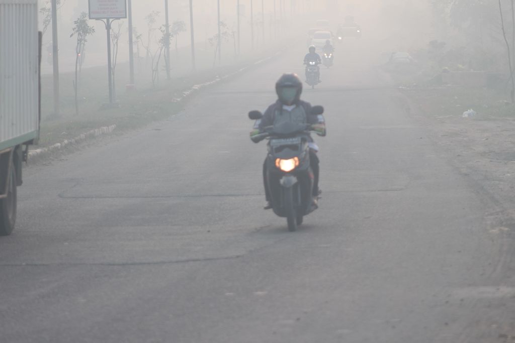 Kabut asap menyelimuti Kota Palembang, Sumatera Selatan, Rabu (23/10/2019). Asap berasal dari kebakaran lahan di beberapa daerah. Bahkan, kualitas udara di Palembang masuk kategori berbahaya.