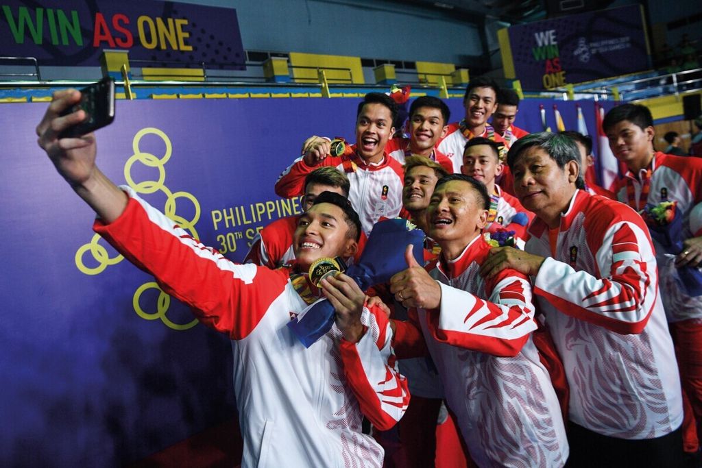Tim bulu tangkis putra Indonesia melakukan swafoto seusai menjuarai nomor beregu putra SEA Games 2019 di Kompleks Olahraga Muntinlupa, Manila, Filipina, 4 Desember 2019. 