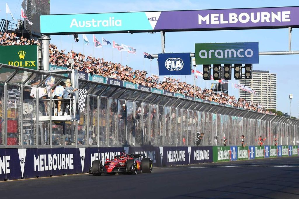 Pebalap Ferrari, Charles Leclerc, melintasi garis finis untuk memenangi Grand Prix Formula 1 Australia di Sirkuit Albert Park, Melbourne, Australia, 10 April 2022. Ini menjadi kemenangan kedua Leclerc dari tiga seri balapan yang sudah digelar tahun ini. 