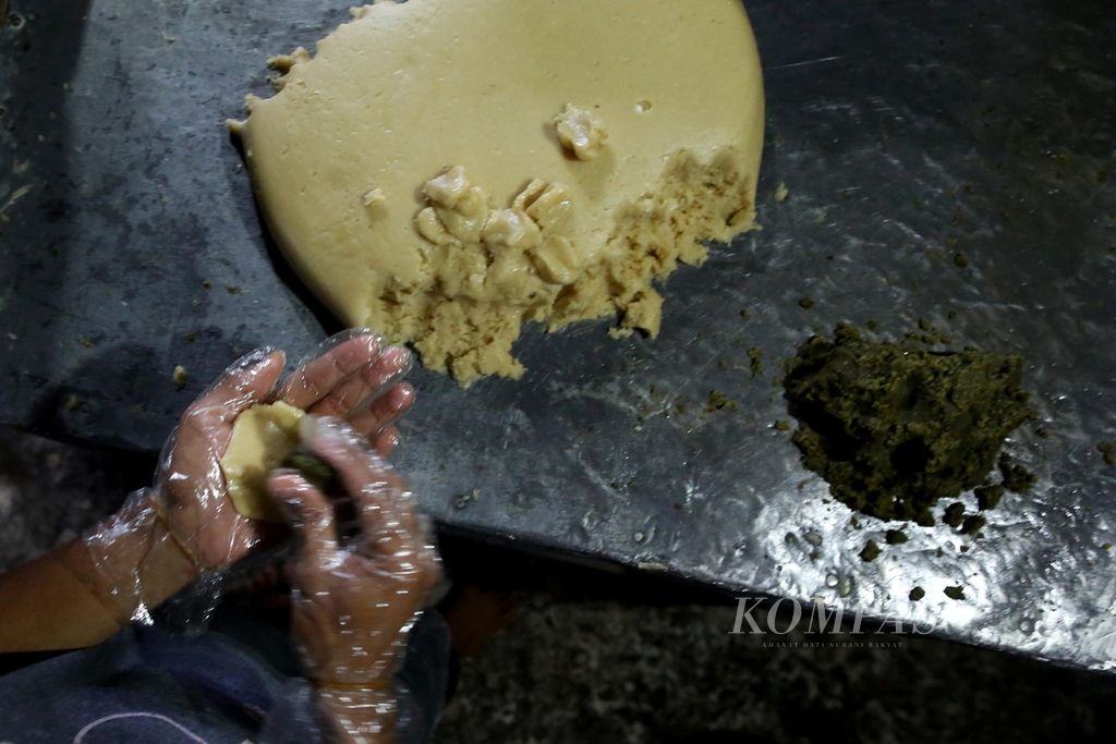 Ilustrasi. Pekerja sebuah industri kue skala rumah tangga di kawasan Kebayoran Lama, Jakarta, tengah mengisi adonan kue dengan kacang hijau, Selasa (6/10/2020). 