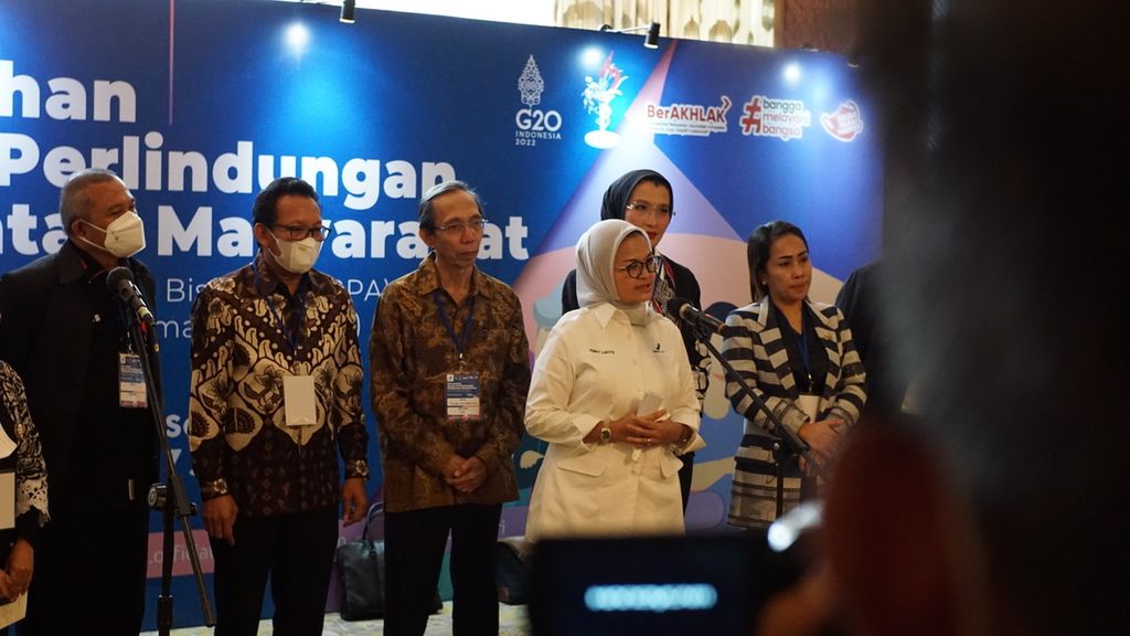 Kepala Badan Pengawas Obat dan Makanan (BPOM) Penny Lukito (depan) saat memberikan keterangan pers setelah mengadakan pertemuan di Jakarta, Selasa (7/6/2022). Pertemuan dengan sejumlah pihak tersebut membahas regulasi pelabelan Bisphenol-A atau BPA.