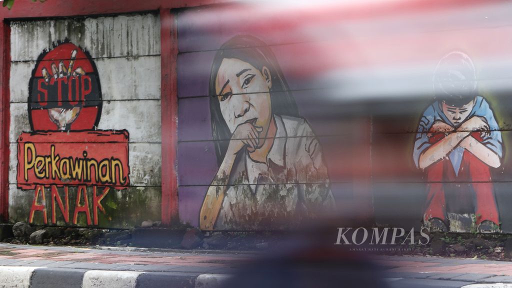 Mural berisi pesan untuk menghindari perkawinan usia dini dan lebih mengejar prestasi dan berkarya di Jalan Bekasi Timur Raya, Jakarta Utara, Kamis (20/2/2020). 