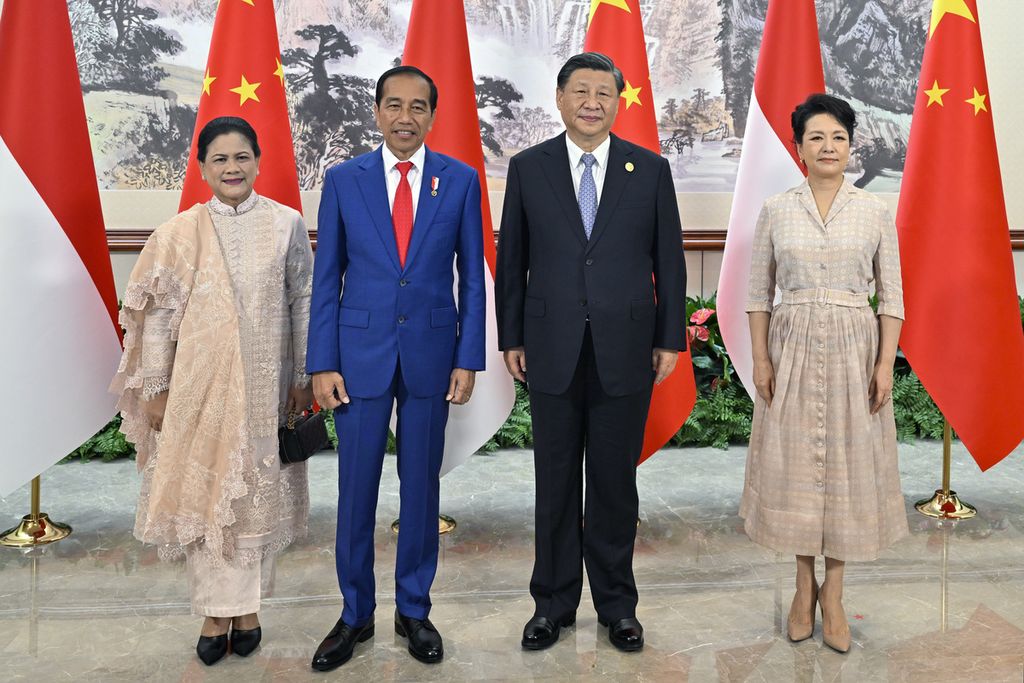  Presiden China  Xi Jinping (kedua dari kanan) didampingi Ibu Negara Peng Liyuan  (kanan) berfoto bersama dengan Presiden Joko Widodo dan  Ibu Negara Iriana. Presiden Joko Widodo tiba di Chengdu, China, pada Kamis (27/7/2023). 