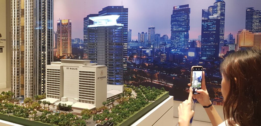 Pembangunan The Residences at The Regis Jakarta yang disertai pembangunan gedung perkantoran dan hotel seperti direncanakan dengan maket ini tetap berjalan. Komitmen itu diungkapkan pengembang Rajawali Property Group di Jakarta, Rabu (15/1/2020). 
