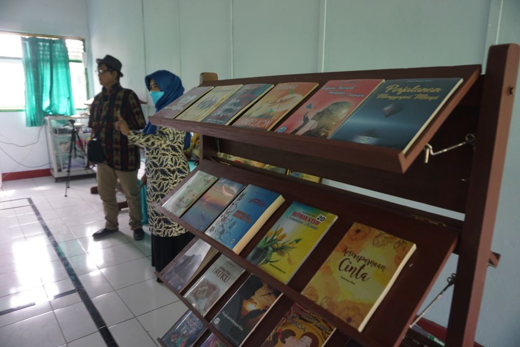 Ilustrasi. Guru, siswa, dan Kepala SMPN 1 Banyumas meluncurkan 15 buku antologi cerpen dan antologi puisi di Banyumas, Jawa Tengah, Sabtu (22/1/2022).