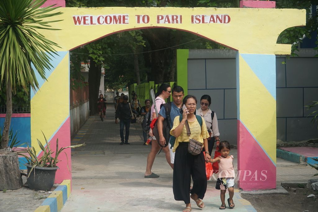 Pengunjung menuju dermaga meninggalkan Pulau Pari, Kabupaten Kepulauan Seribu, Jakarta, Senin (1/1/2024). 