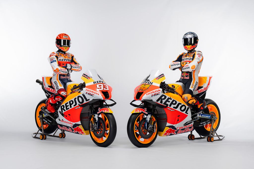 Pebalap tim Repsol Honda, Marc Marquez (kiri) dan Pol Espargaro, berpose dengan motor RC213V yang menggunakan mesin konsep baru dalam peluncuran warna baru untuk MotoGP musim 2022, Selasa (8/2/2022).