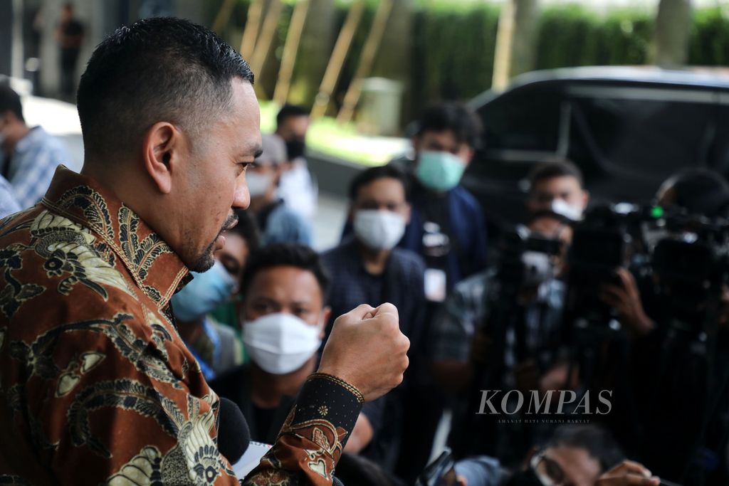 Wakil Ketua Komisi III DPR Ahmad Sahroni dimintai keterangan oleh wartawan di Jakarta, Rabu (1/6/2022).