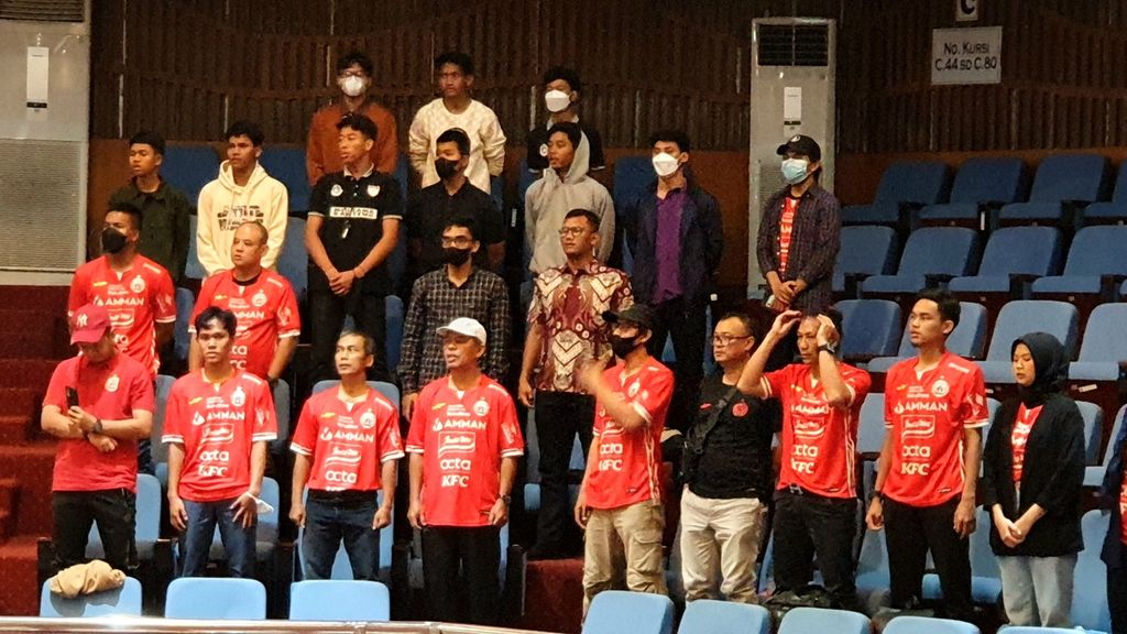 Kelompok suporter Persija Jakarta, The Jakmania, saat menghadiri acara diskusi Presidium Nasional Suporter Indonesia di Fakultas Hukum Universitas Indonesia, Depok, Jawa Barat, Minggu (5/2/2023).