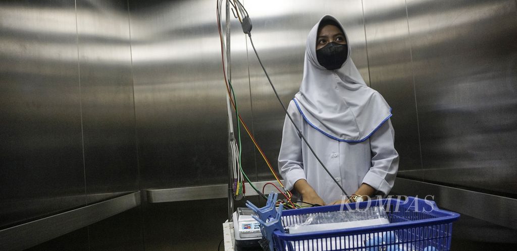Seorang perawat Rumah Sakit Umum Daerah Kota Bogor, Kota Bogor, Jawa Barat, membawa peralatan penunjang ruang Bangsal Sempur yang dijadikan ruang tambahan antisipasi lonjakan kasus Covid-19, Senin (7/2/2022). 