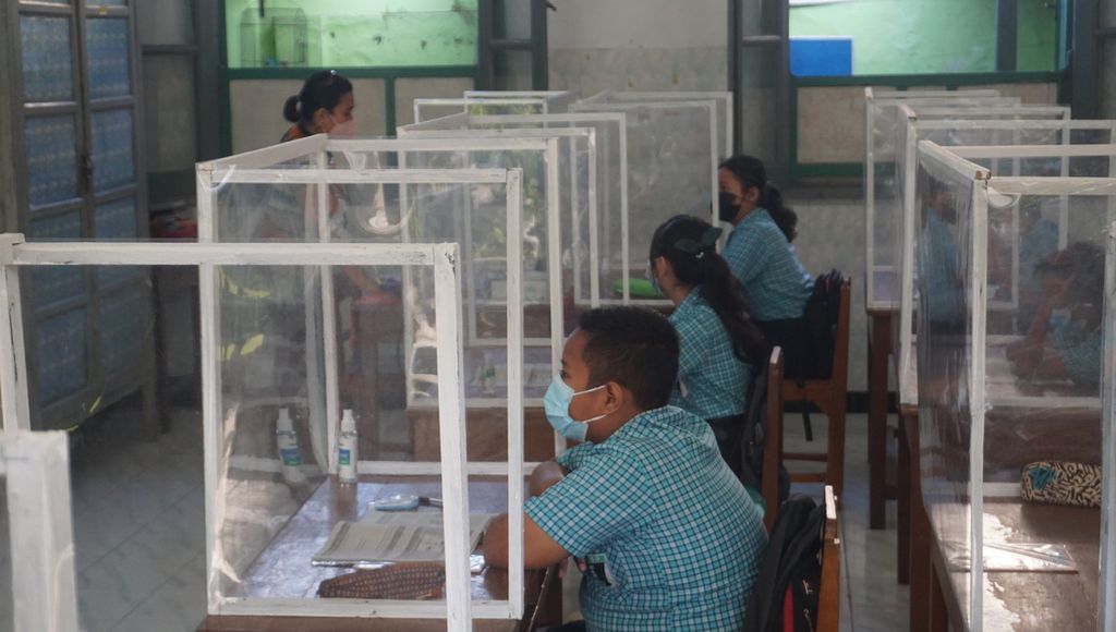 Suasana pembelajaran tatap muka yang berlangsung di SD Warga Surakarta, Kota Surakarta, Jawa Tengah, Kamis (2/9/2021). Aktivitas pembelajaran berlangsung dengan protokol kesehatan ketat.