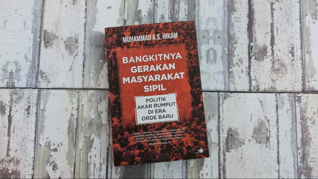 Halaman muka buku berjudul <i>Bangkitnya Gerakan Masyarakat Sipil: Politik Akar Rumput di Era Orde Baru</i>