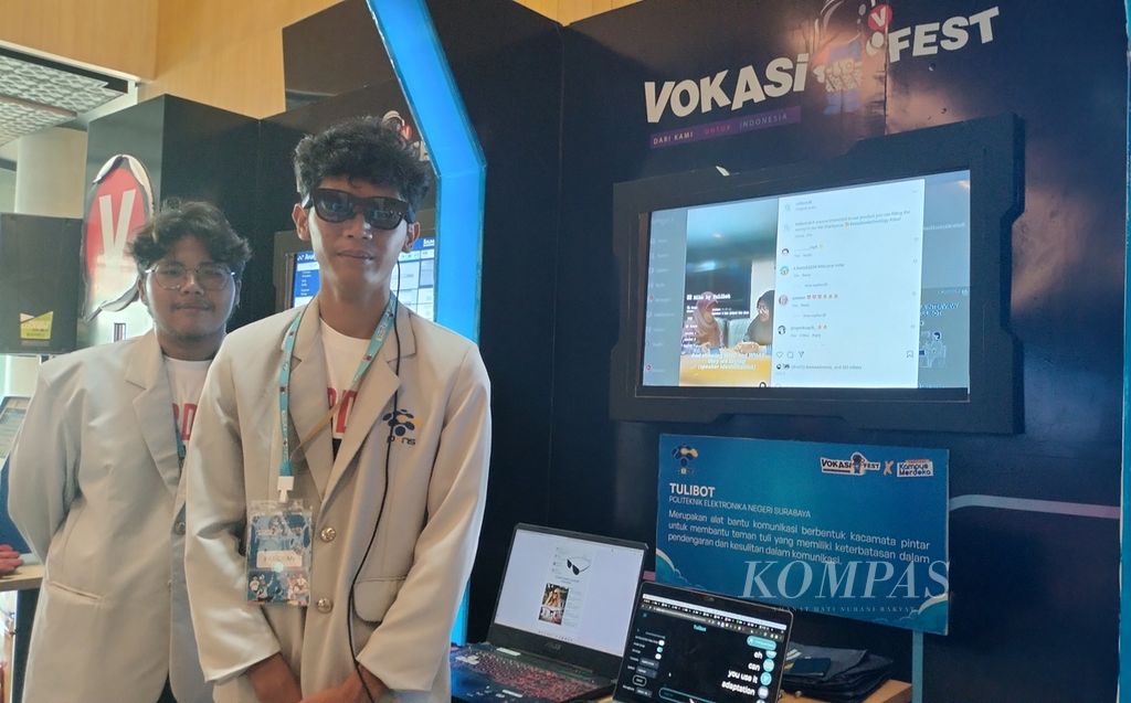 Mahasiswa Politeknik Elektronika Negeri Surabaya (PENS) memeragakan penggunaan kacamata cerdas Tulibot yang disambungkan dengan aplikasi Tulibot.com untuk membantu  komunikasi penyandang disabilitas tunarungu/tuli di acara Vokasifest X Festival Kampus Merdeka di Jakarta, pertengahan Desember 2023. 