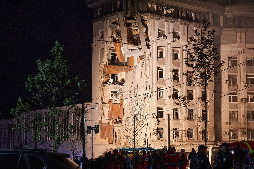 Sebuah bangunan hancur setelah serangan rudal di Dnipro, Ukraina, 28 Juli 2023. Tiga orang luka dalam peristiwa itu.