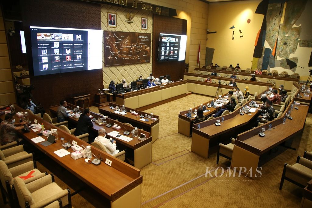 Suasana rapat di Komisi II DPR, di Kompleks Parlemen, Senayan, Jakarta, Selasa (2/11/2021). 