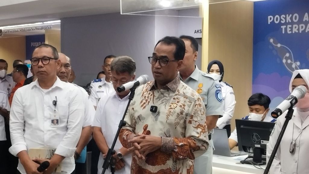 Menteri Perhubungan Budi Karya Sumadi (tengah) menyampaikan keterangannya mengenai penutupan posko angkutan Lebaran 2023 di Kantor Kementerian Perhubungan, Jakarta, Selasa (2/5/2023).