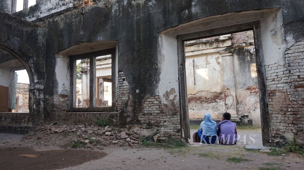 Sepasang muda-mudi menikmati suasana Benteng Van Den Bosch di Ngawi, Jawa Timur, awal September 2019 petang. Kemampuan berpikir kritis anak muda umumnya belum matang sehingga mereka sering terjebak dalam perilaku seksual berisiko.