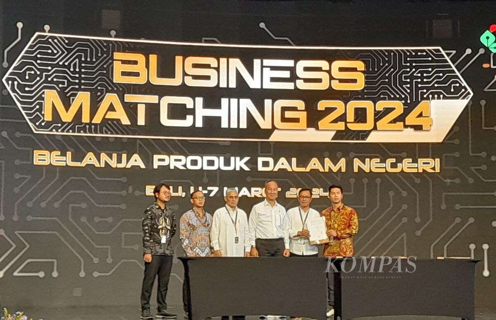 Menteri Perindustrian Agus Gumiwang Kartasasmita (ketiga dari kanan) mengikuti acara penandatanganan kontrak komitmen belanja produk dalam negeri serangkaian acara Business Matching 2024 di The Meru Sanur, Kota Denpasar, Bali, Selasa (5/3/2024).