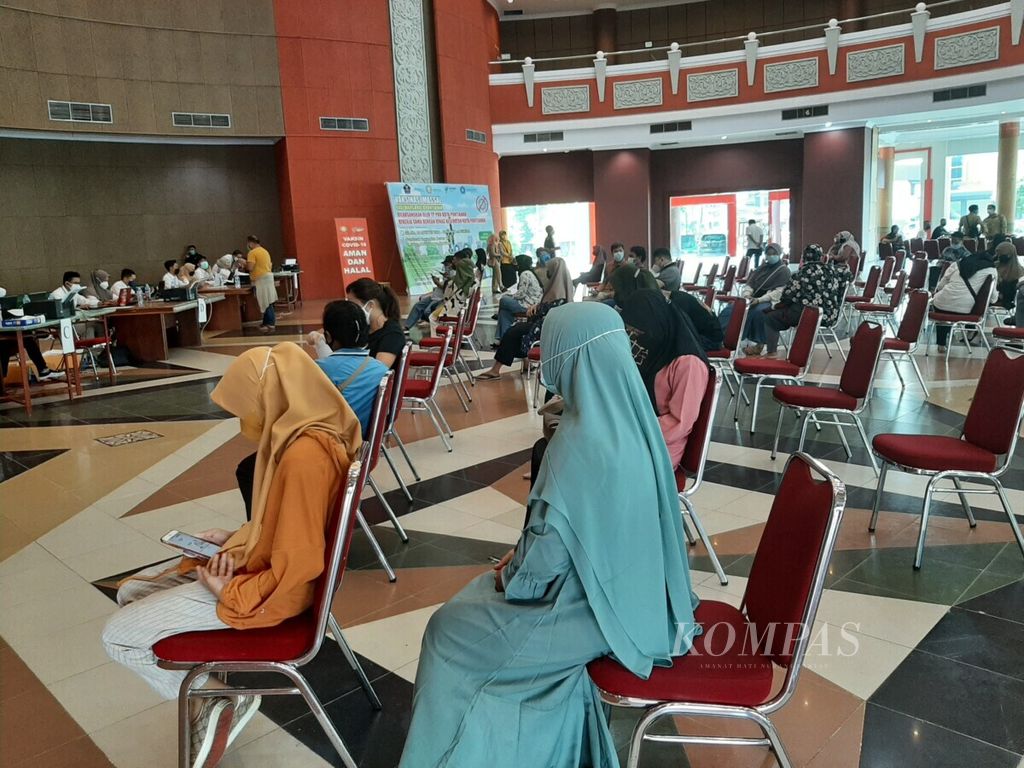Vaksinasi dosis pertama dilaksanakan di Gedung Pontianak Convention Centre, Kota Pontianak, Kalimantan Barat, Selasa (10/8/2021).