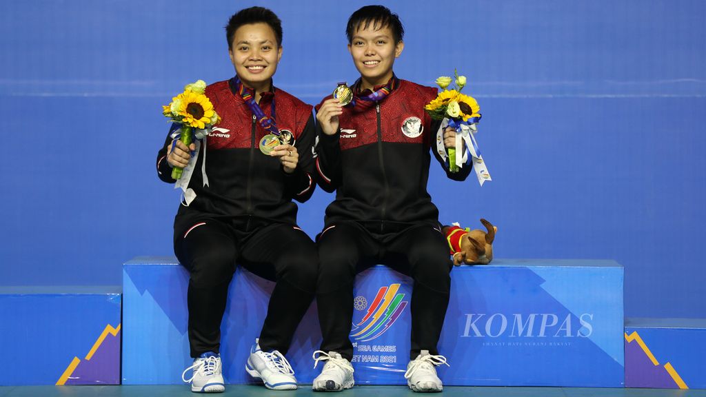 Indonesian women's doubles pair Apriyani Rahayu (left) and Siti Fadia Silva Ramadhanti (right) with the gold medal they won in women's doubles in the badminton SEA Games Vietnam 2021 at Bac Giang Gymnasium, Bac Giang, Vietnam, Sunday (22/5/2022). Apriyani Rahayu and Siti Fadia Silva Ramadhanti won gold medals after beating Thailand's women's doubles Benyapa Aimsaard and Nuntakaran Aimsaard.