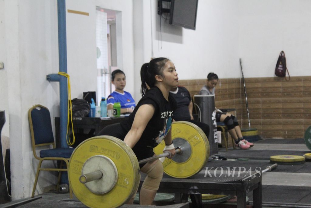 Sarah, salah satu lifter muda asal Jawa Barat, sedang berupaya mengangkat besi saat latihan di Mess Kwini, Rabu (19/4/2023) lalu. Sarah sebelumnya gagal mendapatkan medali di SEA Games Vietnam.