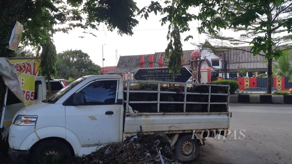 Mobil pikap yang diduga menjadi barang bukti dalam kasus pencurian buah sawit di depan kantor Polres Kotawaringin Timur, Kalimantan Tengah, Kamis (9/5/2024).