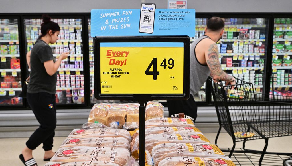 Warga berbelanja di sebuah sepermarket di Alhambra, California, AS, 13 Juli 2022. Inflasi di AS pada Januari 2023 naik 0,5 persen dari Desember 2022, menunjukkan inflasi di negara itu sangat bandel dan sulit diturunkan dengan cepat. 
