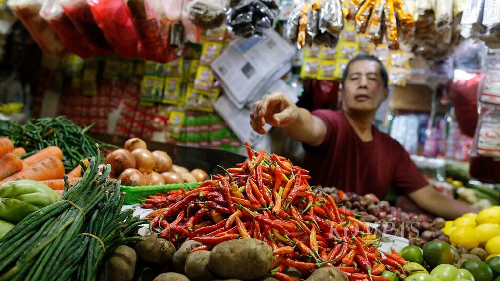 Pedagang menata dagangannya sembari menunggu pembeli di Pasar Tebet Timur, Tebet, Jakarta, Rabu (1/2/2023). Badan Pusat Statistik mencatat laju inflasi pada Januari 2023 sebesar 0,34 persen.  