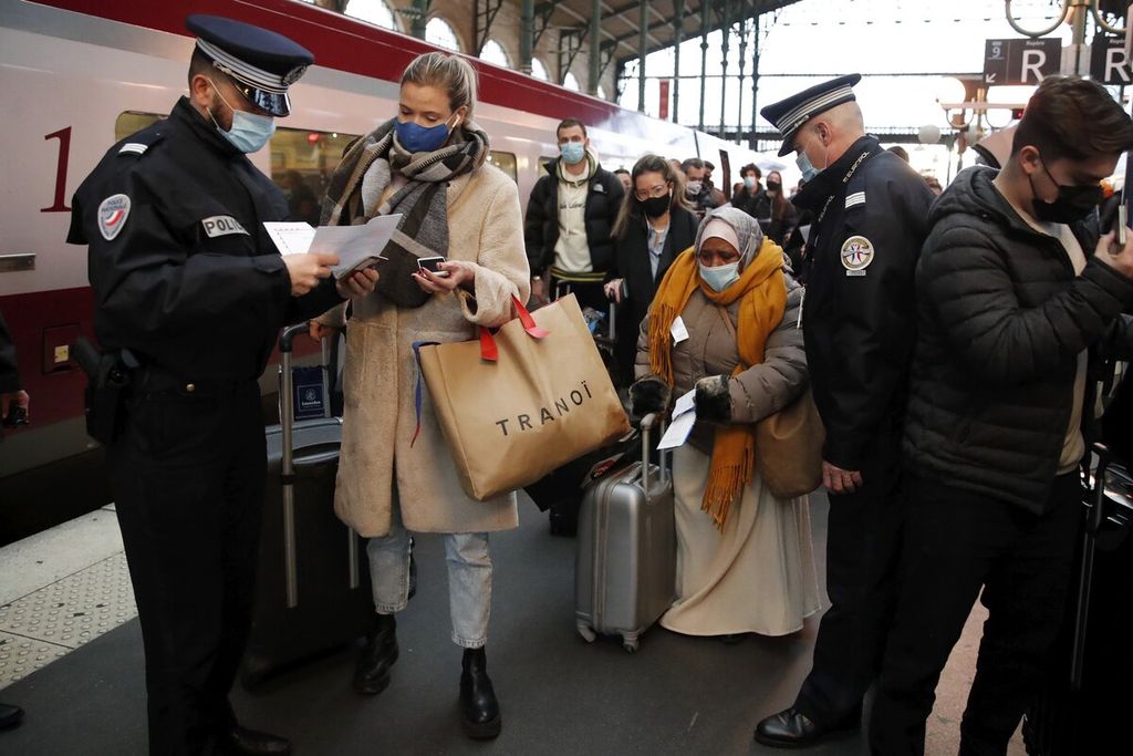 Polisi Perancis memeriksa penumpang kereta api dari Amsterdam dan Brussel saat di Stasiun Gare du Nord di Paris. Pemerintah Perancis menutup sementara perbatasannya bagi orang-orang yang datang dari luar Uni Eropa untuk mencegah penyebaran virus korona dan menghindari kemungkinan pemberlakukan karantina wilayah untuk ketiga kalinya.