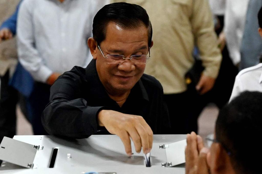Ketua Partai Rakyat Kamboja Hun Sen memberi suara dalam pemilu senat, Minggu (25/2/2024), di Kandal, Kamboja.