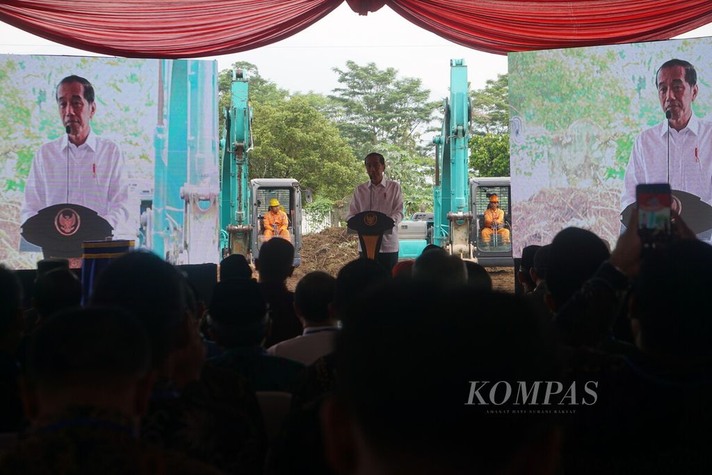 Presiden Joko Widodo hadir dalam acara peletakan batu pertama pembangunan Kampus 2 Universitas Muhammadiyah Purwokerto, di Kecamatan Sokaraja, Kabupaten Banyumas, Jawa Tengah, Rabu (3/1/2024).