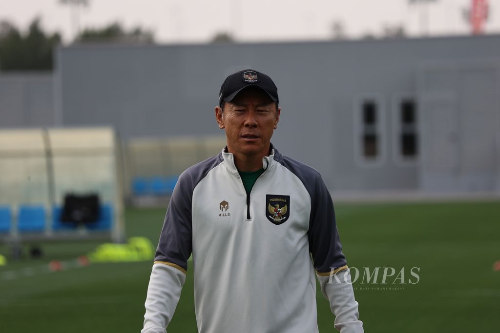 Pelatih Indonesia Shin Tae-yong memimpin latihan pada ajang Piala Asia 2023 di lapangan Al Egla Training Facility di Lusail, Qatar, Sabtu (27/1/2024). 