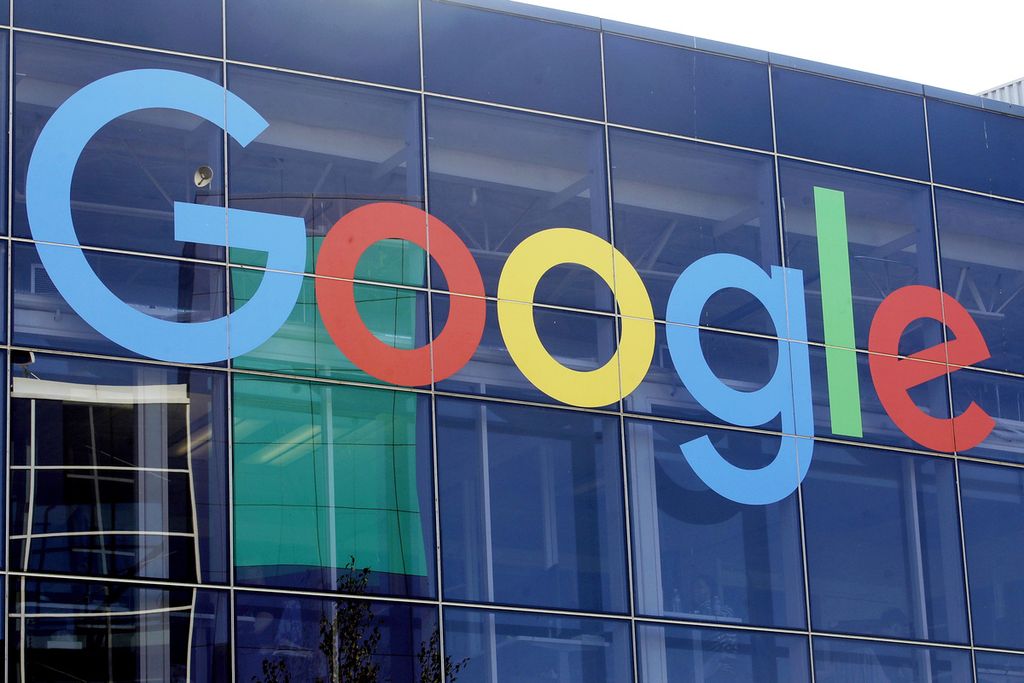  Logo Google terpampang di gedung kantor mereka di Mountain View, Negara Bagian California, Amerika Serikat pada 24 September 2019.