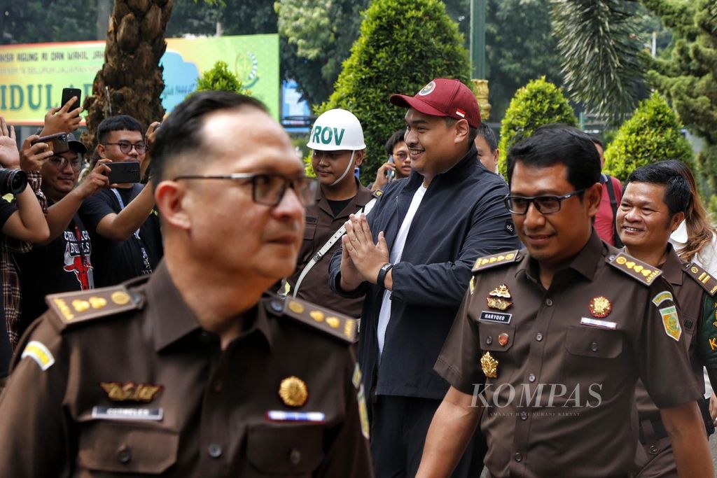 Menteri Pemuda dan Olahraga Dito Ariotedjo tiba di Gedung Kejaksaan Agung, Jakarta, Senin (3/7/2023). Dito akan dimintai keterangan terkait dengan kasus dugaan korupsi pembangunan menara <i>base transceiver station </i>(BTS) 4G Bakti Kementerian Komunikasi. 