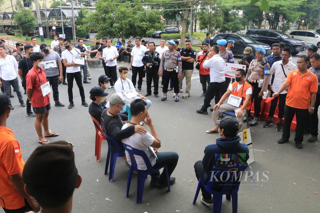 Ajun Komisaris Besar Achiruddin Hasibuan (kanan) sempat makan dan minum bersama dengan Ken Admiral serta teman-temannya seusai penganiayaan terjadi, sebagaimana diperagakan dalam reka ulang di Markas Kepolisian Daerah Sumatera Utara, Senin (8/5/2023).