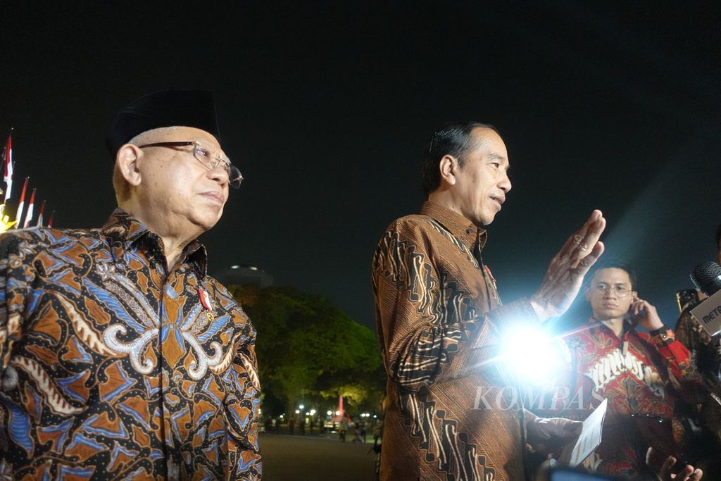 Presiden Joko Widodo didampingi Wakil Presiden Ma’ruf Amin saat memberikan keterangan pers seusai acara Istana Berbatik di halaman Istana Merdeka, Jakarta, Minggu (1/10/2023) malam.