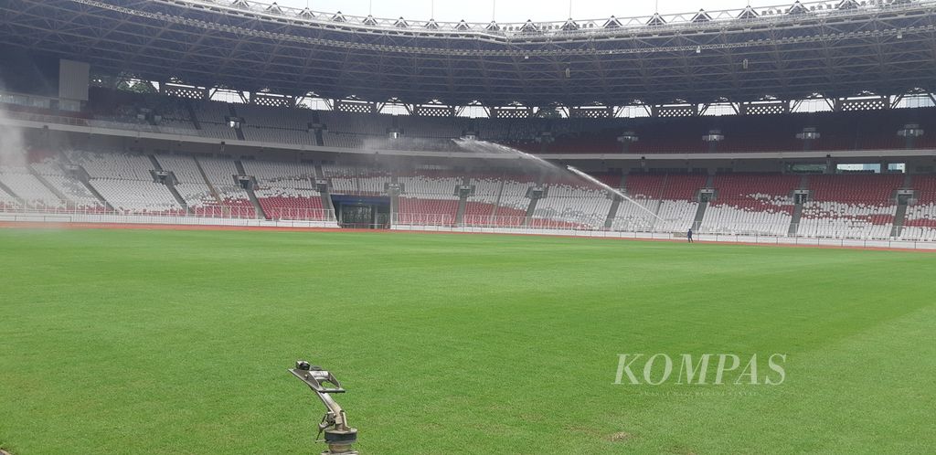 Lapangan Stadion Utama GBK, Jakarta Pusat, menjalani perawatan rumput rutin, Selasa (8/11/2022) siang.