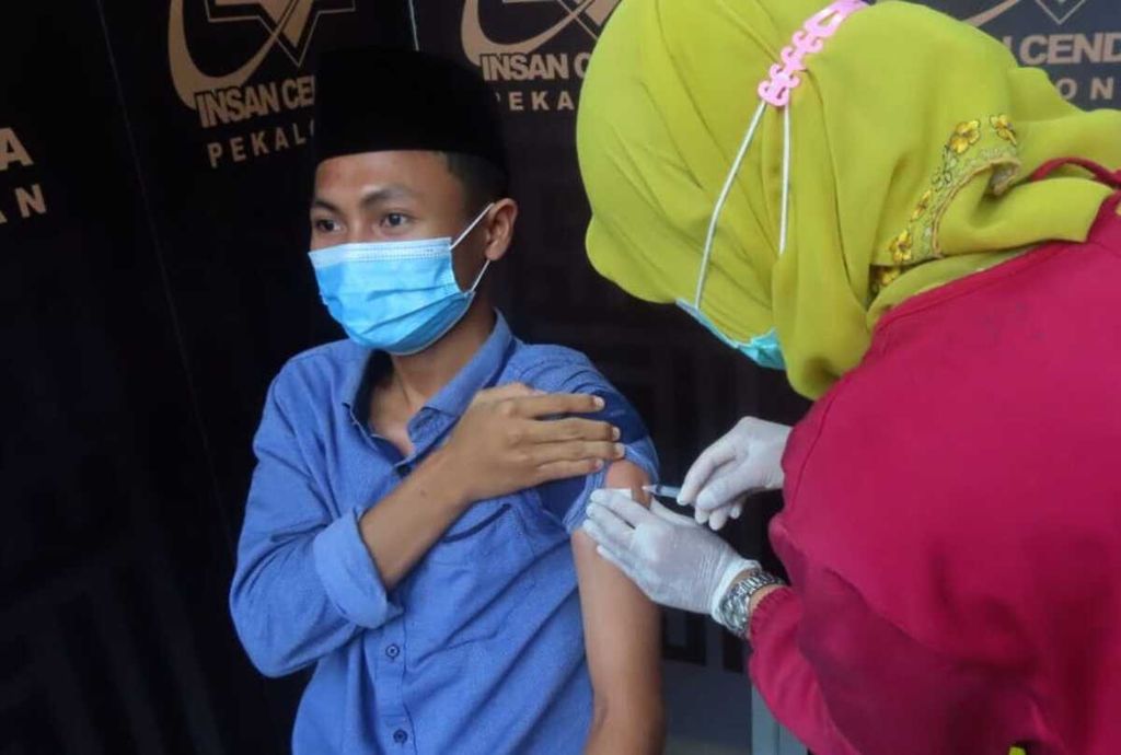 Santri menjalani vaksinasi Covid-19, Kamis (2/9/2021) di Madrasah Aliyah Negeri (MAN) Insan Cendekia Pekalongan, Jawa Tengah. Vaksinasi santri di Kota Pekalongan dilakukan jelang pembelajaran tatap muka terbatas.