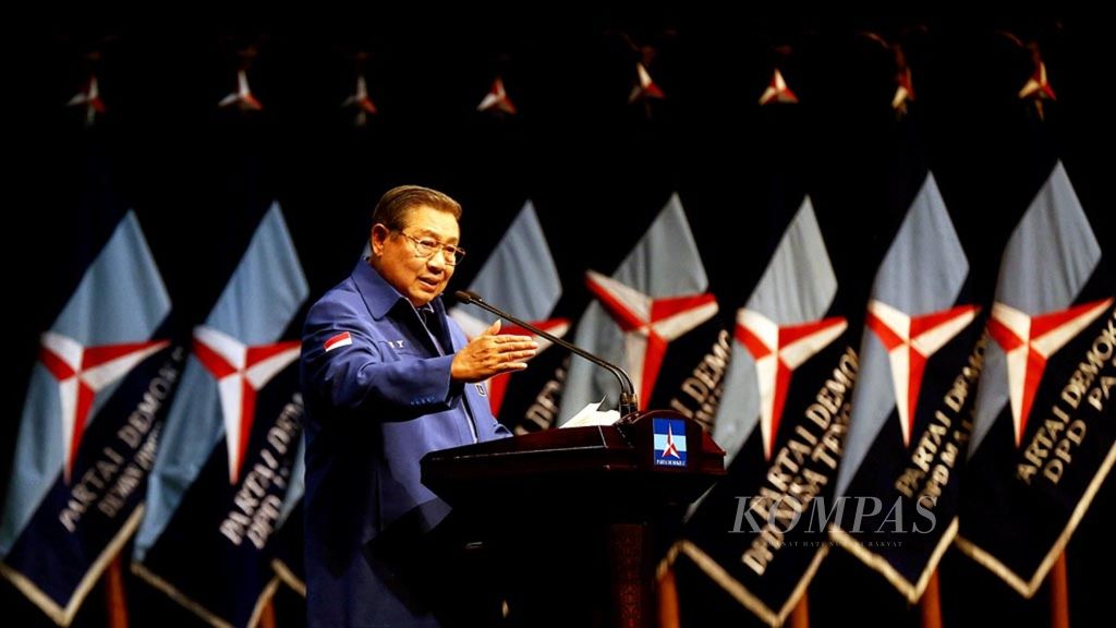 Ketua Umum Partai Demokrat Susilo Bambang Yudhoyono menyampaikan pidato politiknya pada peringatan 17 tahun Partai Demokrat di Jakarta, Senin (17/9/2018).