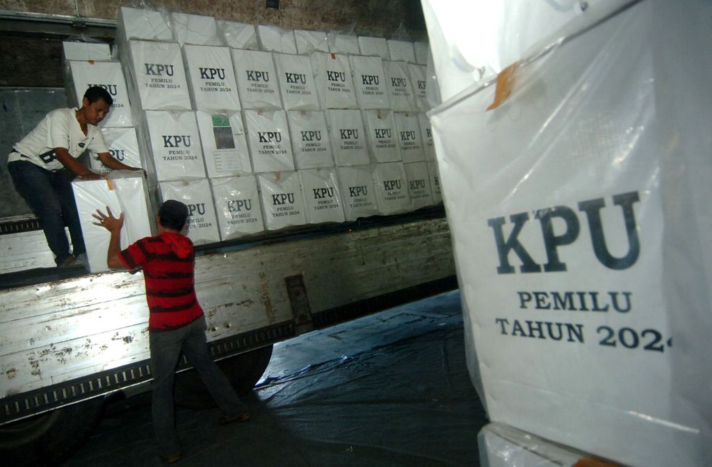 Pekerja mengangkat kotak suara berisi logistik Pemilu 2024 di gudang logistik KPU Kabupaten Tegal, Jawa Tengah, Kamis (8/2/2024). 