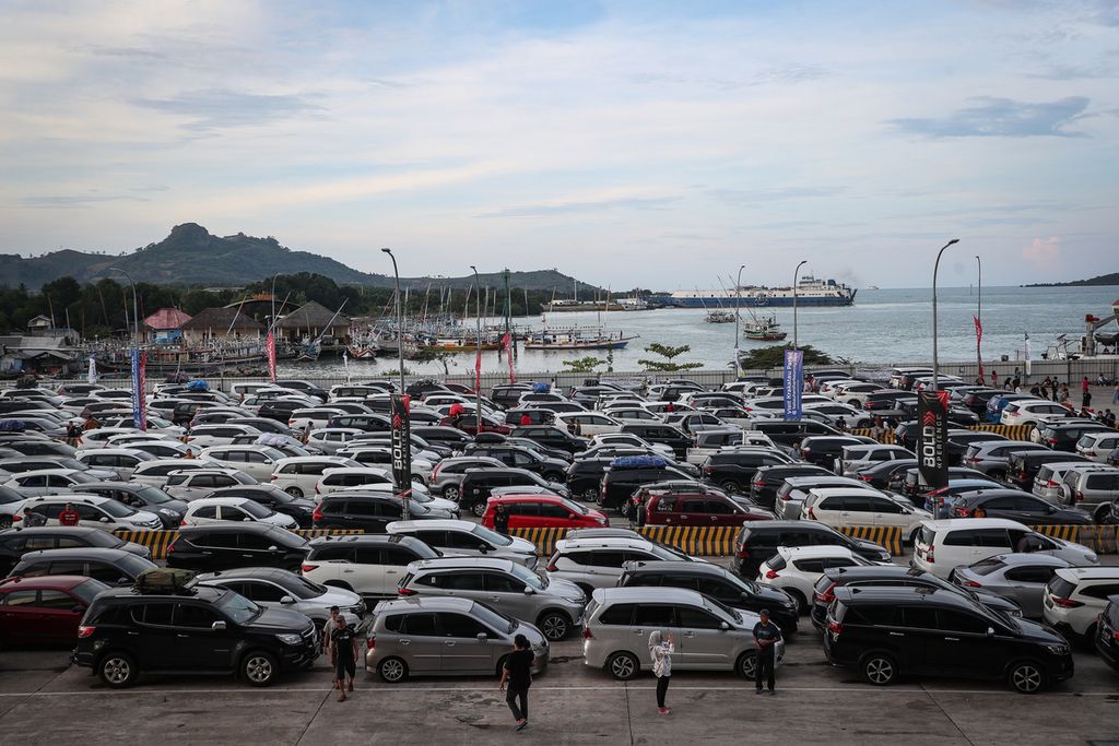 A line of homecoming vehicles that will enter the ferry at Bakauheni Port, Lampung, Tuesday (25/4/2023). Data from the Bakauheni Post for the period 24 to 25 April 2023 at 08.00, a total of 88,758 people had crossed from Bakauheni Port to Merak Port.