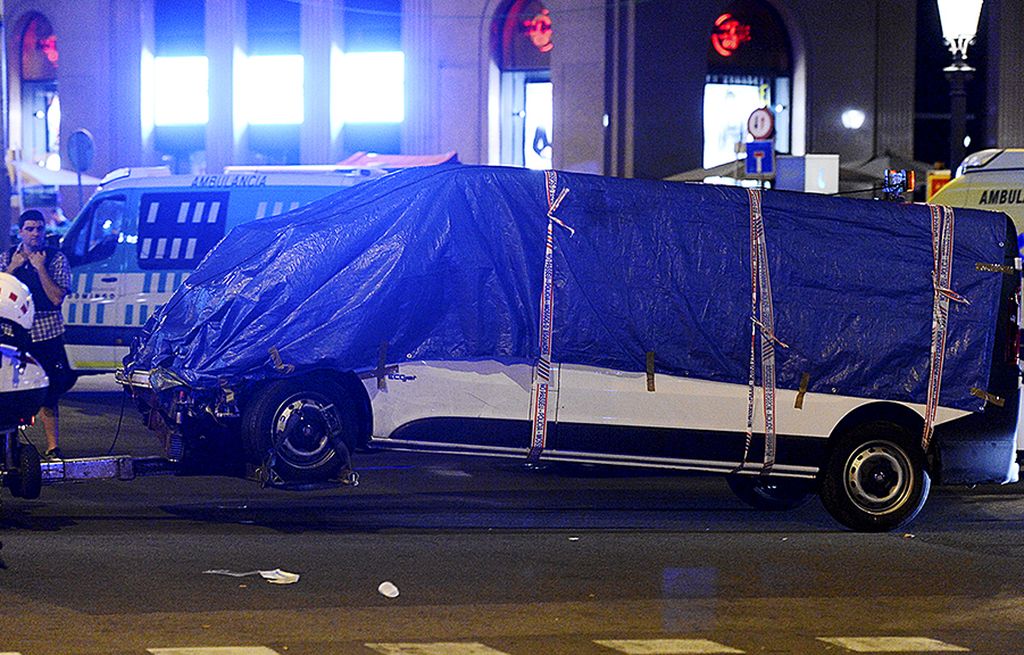 Mobil van   yang digunakan untuk menabrak kerumunan orang pada Kamis lalu, menewaskan 14 orang dan melukai  100 orang, ditarik dari Las Ramblas, lokasi penabrakan, Barcelona, Spanyol, Jumat (18/8).  Otoritas setempat menyatakan, insiden itu merupakan serangan teroris.  