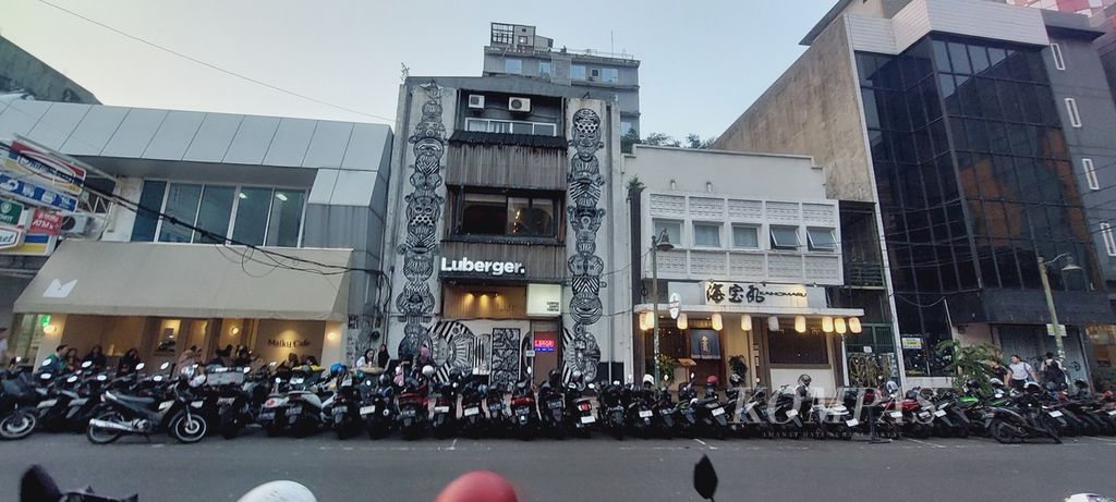 Suasana pertokoan di kawasan Blok M, Jakarta Selatan, Rabu (8/5/2024) sore yang ramai dan sibuk. 