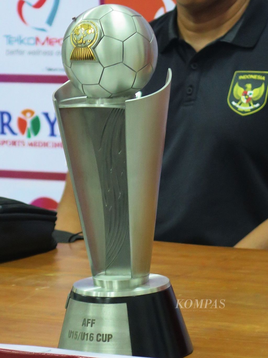 Trofi Piala AFF U-16 yang ditampilkan pada konferensi pers jelang laga final antara Indonesia versus Vietnam, Kamis (11/8/2022), di Stadion Maguwoharjo, Sleman, Daerah Istimewa Yogyakarta. 