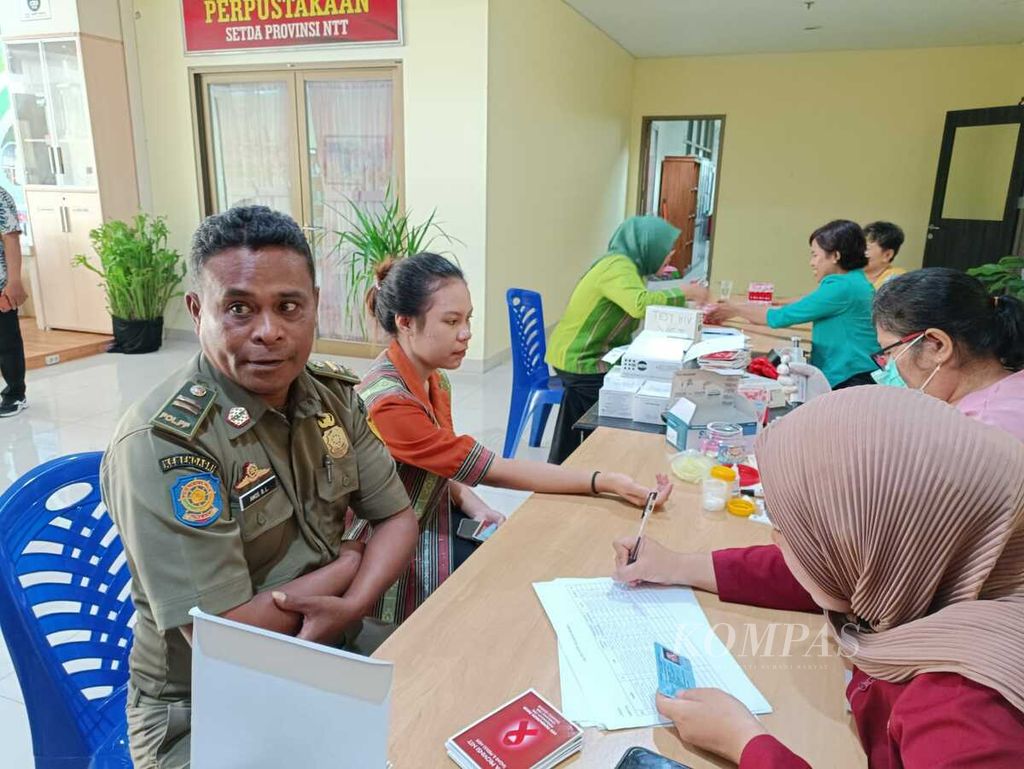 Aparatur sipil negara (ASN) dan petugas satuan polisi pamong praja di Kantor Gubernur Nusa Tenggara Timur, Kupang, NTT, Kamis (30/11/2023), mengantre diambil darah untuk tes HIV oleh tim kesehatan dari Komisi Penanggulangan HIV/AIDS NTT. Sebanyak 71 ASN dari ribuan ASN di kantor itu menjalani tes.