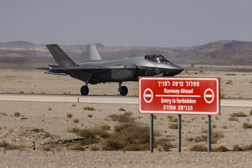 Sebuah jet tempur F-35 milik Israel mendarat saat latihan udara dua tahunan yang melibatkan sejumlah negara di Pangkalan Udara Ovda dekat Eilat, Israel selatan, 24 Oktober 2021. 