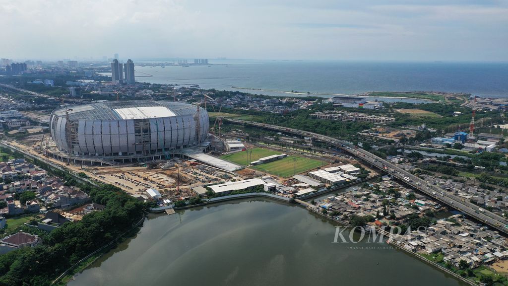 Foto udara pembangunan Jakarta International Stadium di Kelurahan Papanggo, Tanjung Priok, Jakarta Utara, Kamis (18/11/2021). 